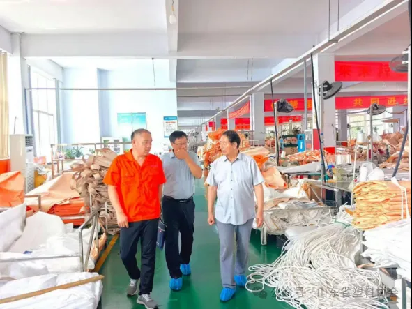深耕高端集裝袋賽道 布局新能源包裝新領(lǐng)域 山東省塑料協(xié)會(huì)走訪臨沂懷亮塑料制品有限公司